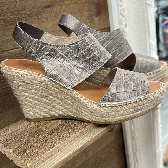 Andre Assous Women's Reese Leather Espadrille Wedge Sandal - Size 8 - Picture 3 of 7